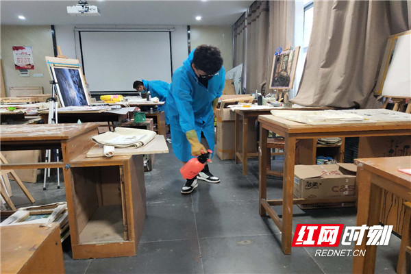 图为员工党员在帮新生帮行李.jpg